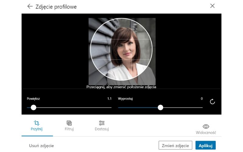 Obrazek pokazuje, jak zmienić zdjęcie profilowe na LinkedIn.